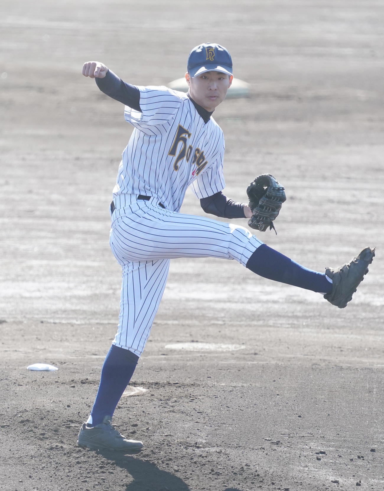 東海大甲府戦に先発し、力投する細田学園松本（撮影・菅敏）
