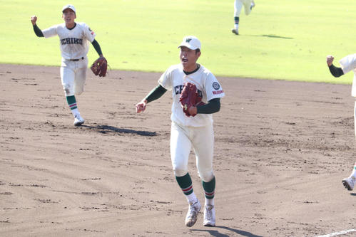 完封勝ちを納め、喜ぶ市和歌山・小園
