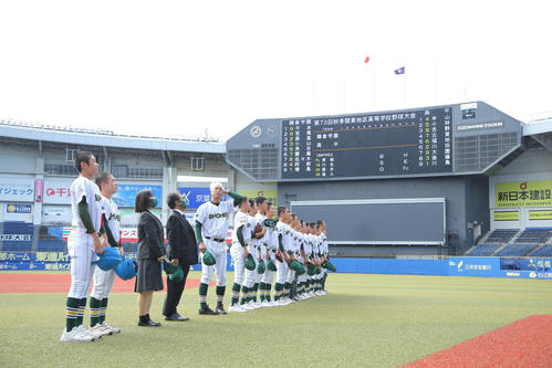 鎌倉学園対昌平　試合前、応援席にあいさつをする昌平の選手（撮影・河田真司）