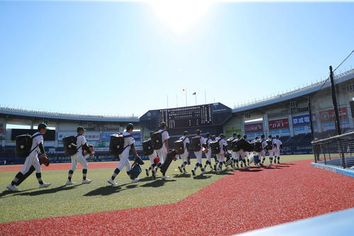 鎌倉学園対昌平　鎌倉学園に敗れ、球場から引き揚げる昌平の選手（撮影・河田真司）　　　