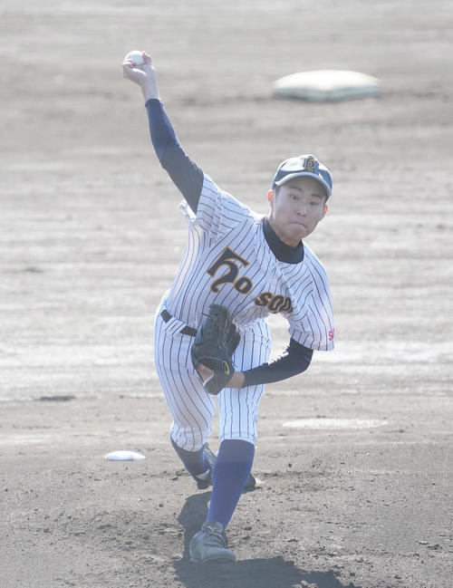東海大甲府戦に先発し、力投する細田学園松本（撮影・菅敏）
