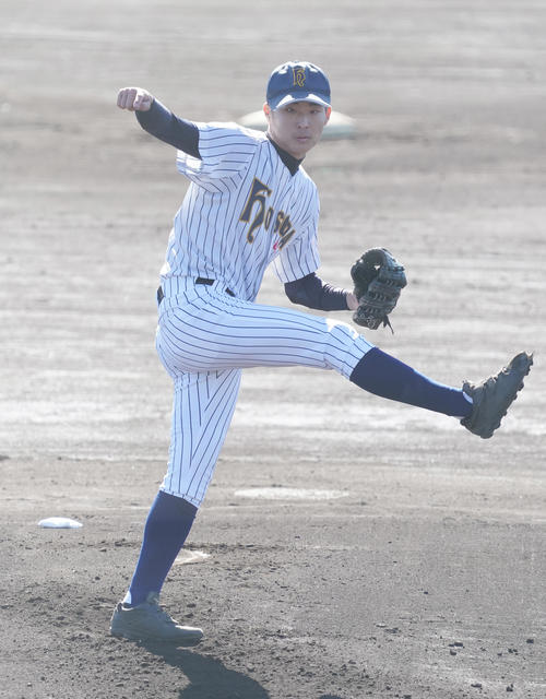 東海大甲府戦に先発し、力投する細田学園松本（撮影・菅敏）