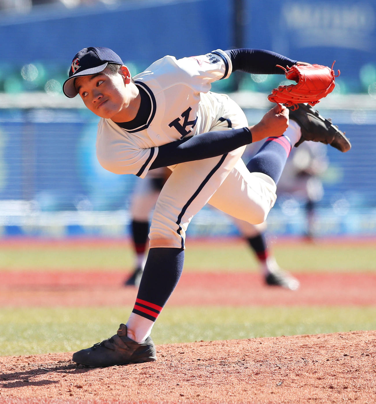 鎌倉学園対昌平　9回裏昌平2死、力投する鎌倉学園・平本（撮影・河田真司）　　　