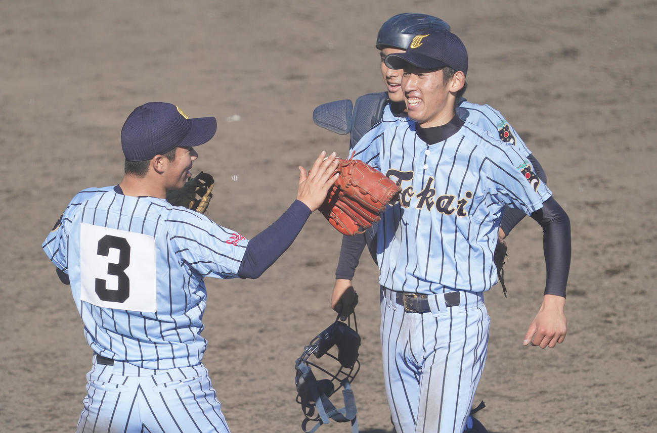 東海大相模対石橋　5回の投球を終え、ナインにタッチで迎えられる東海大相模・石田（右）（撮影・菅敏）