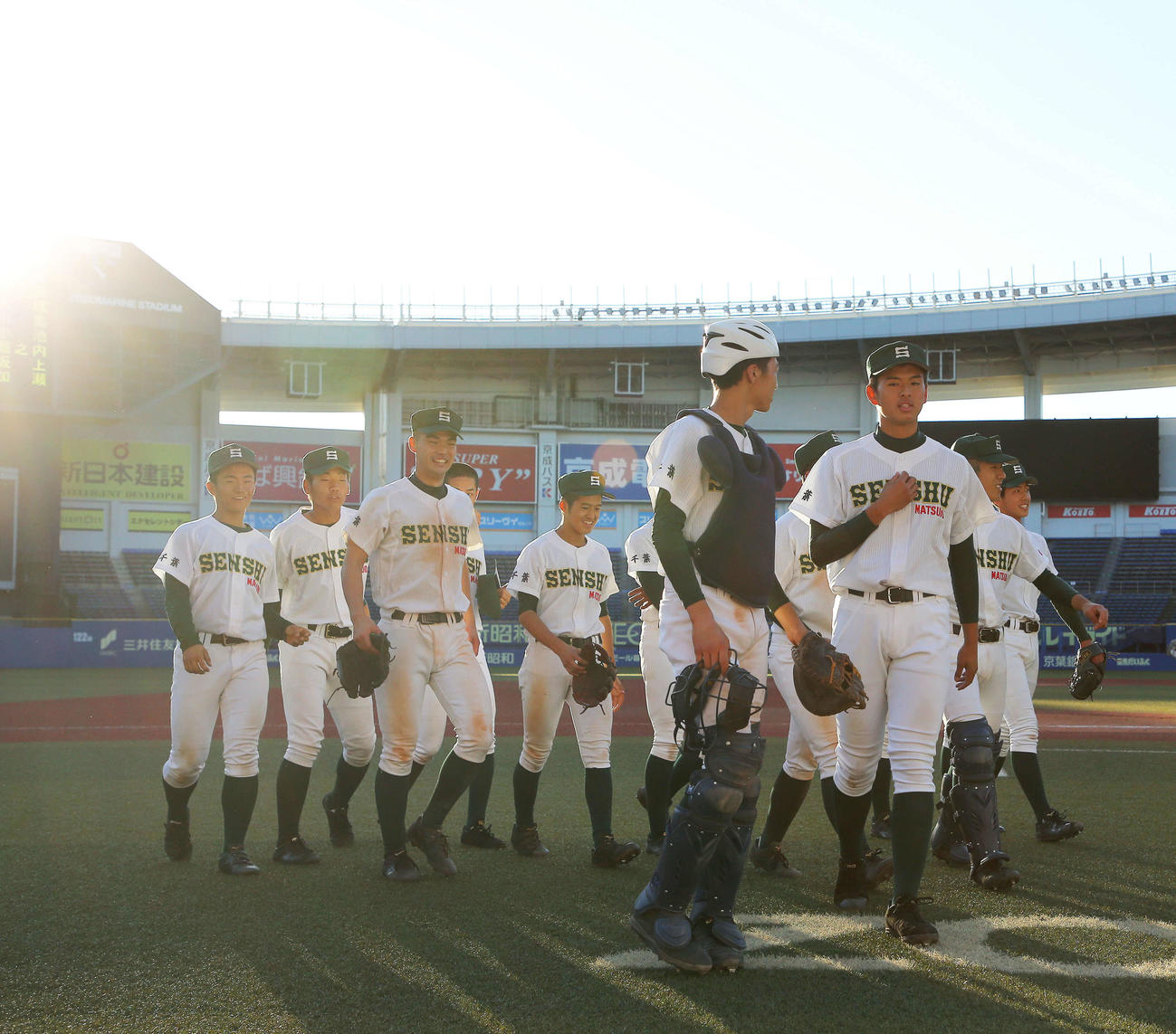 専大松戸対鹿島学園　鹿島学園に勝利し、あいさつを終え引き揚げる専大松戸の選手（撮影・河田真司）　　　
