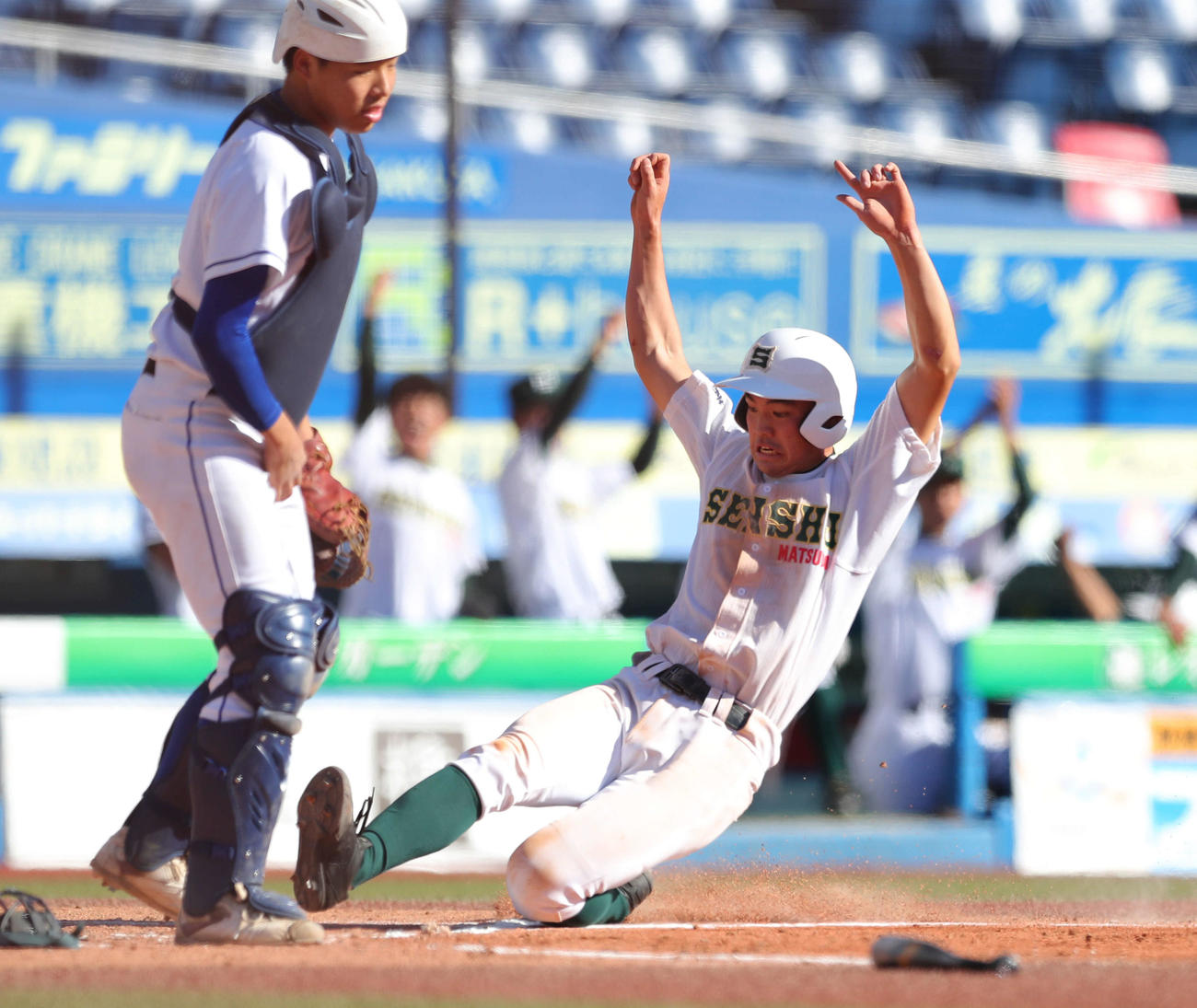 専大松戸対鹿島学園　2回表専大松戸1死満塁、苅部の左犠飛で生還する専大松戸・吉岡（撮影・河田真司）　　　