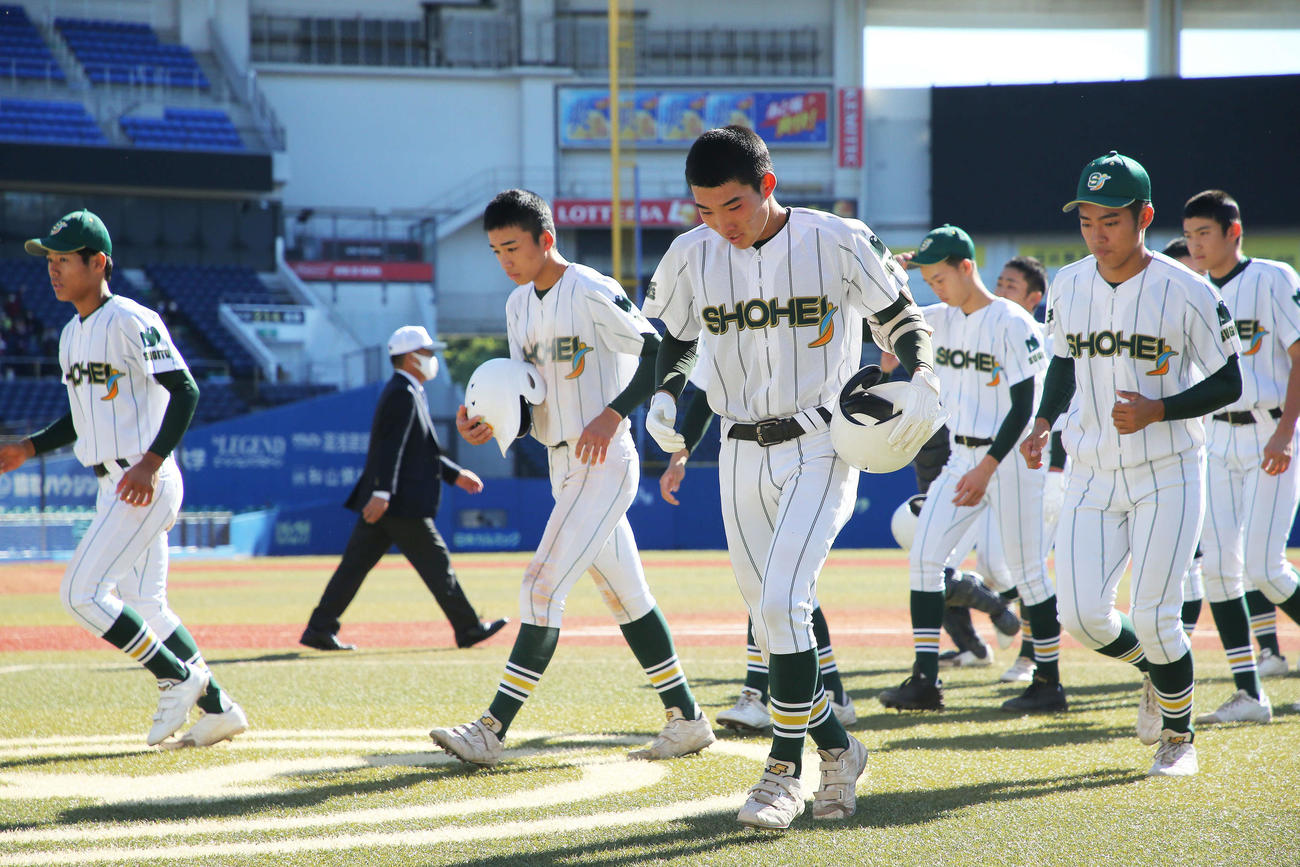 鎌倉学園対昌平　鎌倉学園に敗れ、うつむきながらベンチに戻る昌平の選手（撮影・河田真司）　　　