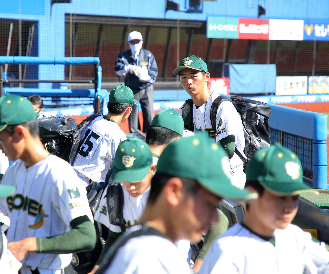 鎌倉学園対昌平　鎌倉学園に敗れ、ベンチから引き揚げる昌平・川島（後方右）（撮影・河田真司）　　　