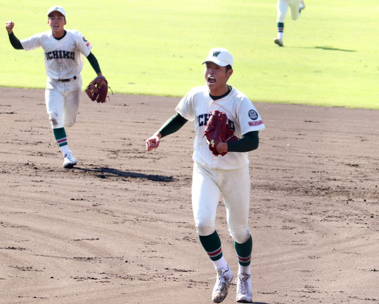智弁和歌山に完封勝ちし喜ぶ市和歌山先発の小園（撮影・望月千草）