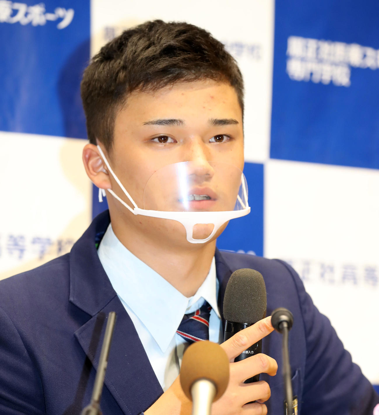 ソフトバンクから5位指名を受け会見する履正社の田上（撮影・加藤哉）