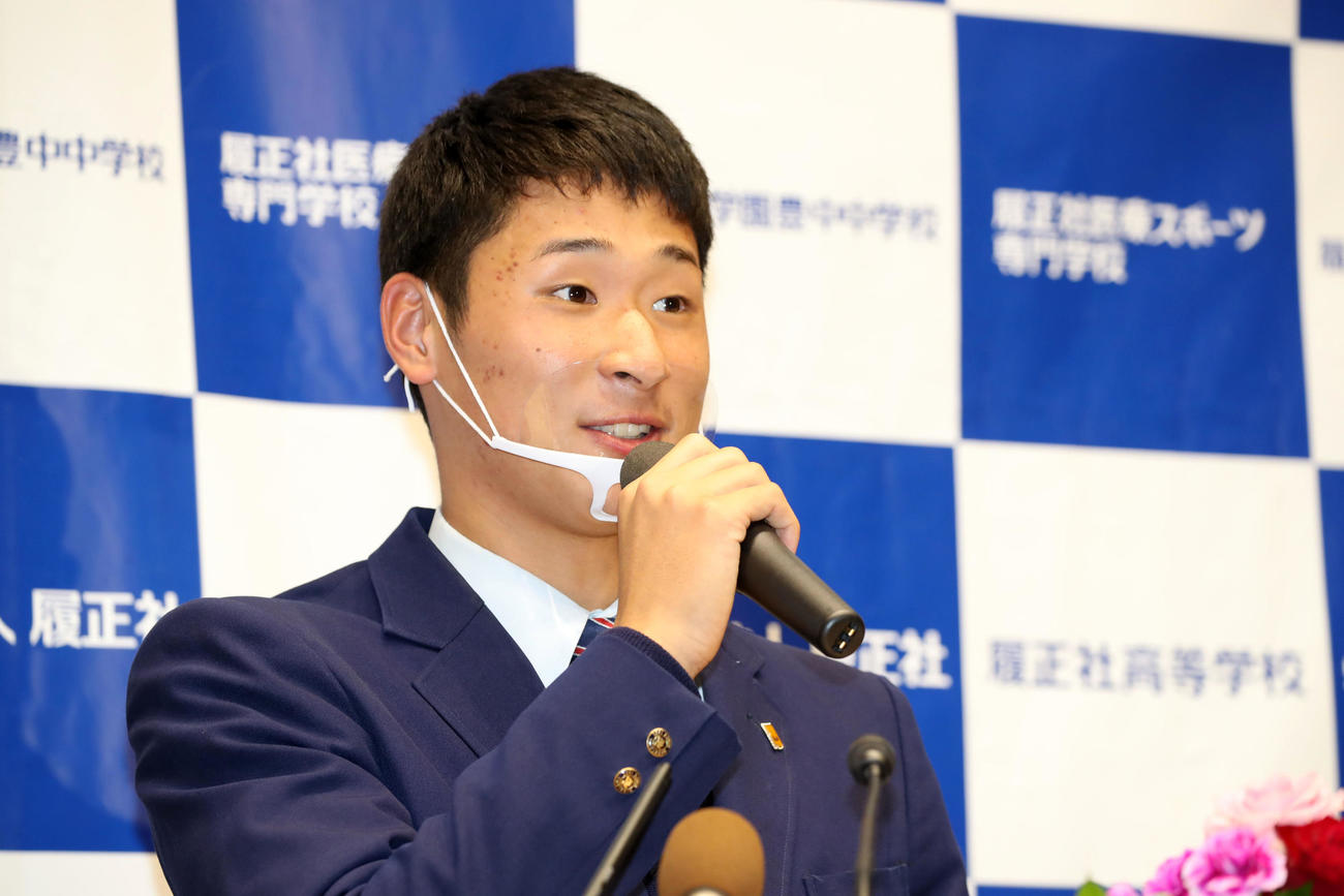 楽天から6位指名を受け会見する履正社の内星龍（撮影・加藤哉）