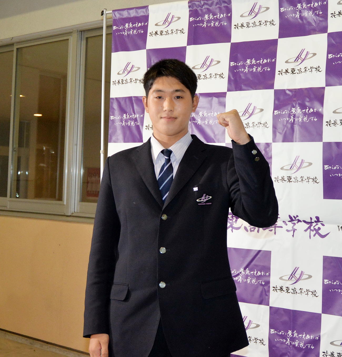 日本ハムから育成1位指名を受けて笑顔を見せる花巻東・松本（撮影・佐藤究）