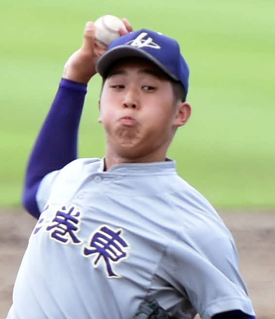 岩手独自大会準決勝で力投する花巻東・松本遼大（2020年7月23日撮影）