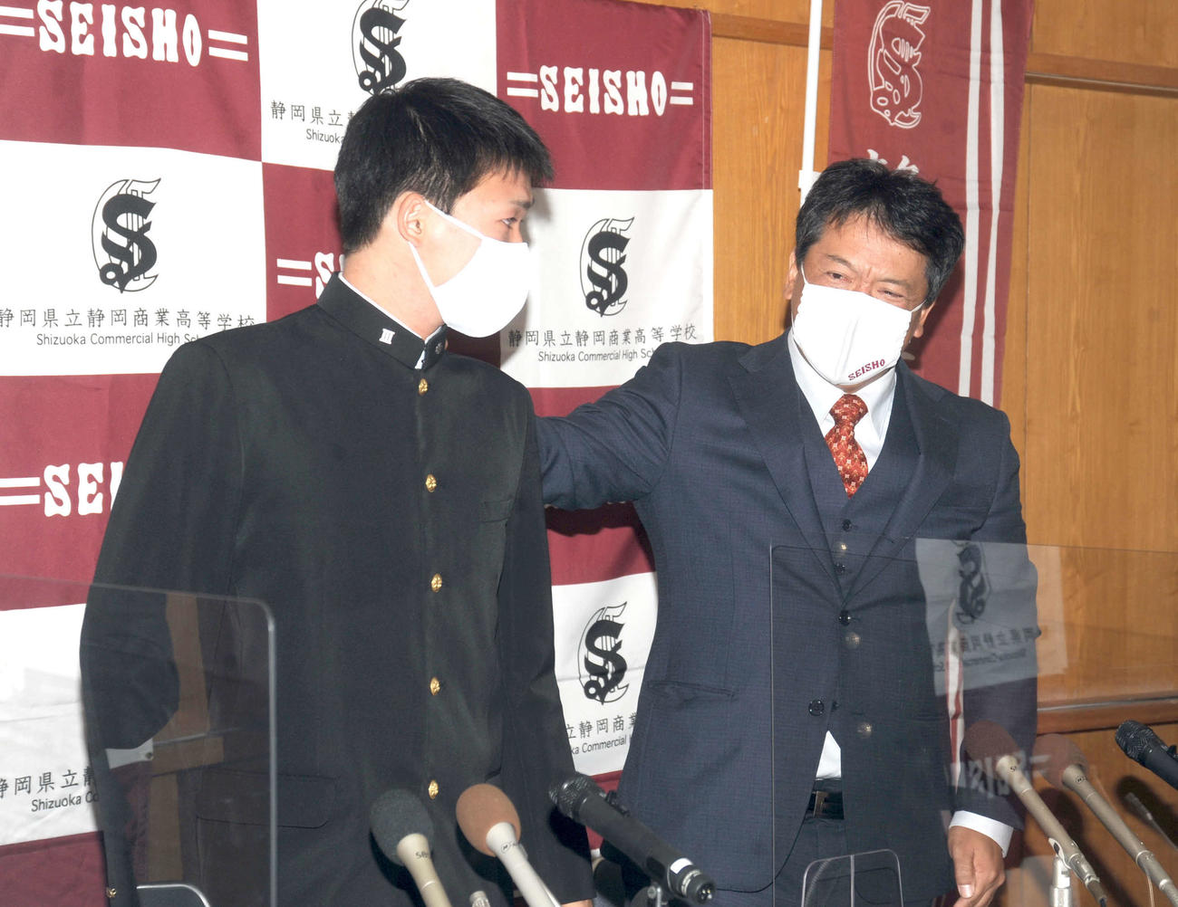 息子がDeNAに6位指名され、喜びのあまり感極まる静岡商高の高田監督（右）