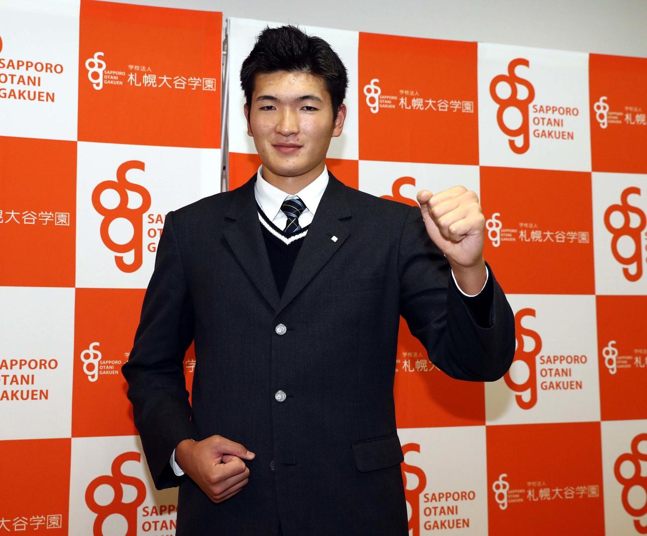 巨人から育成8位で指名され意気込む札幌大谷の阿部（撮影・黒川智章）