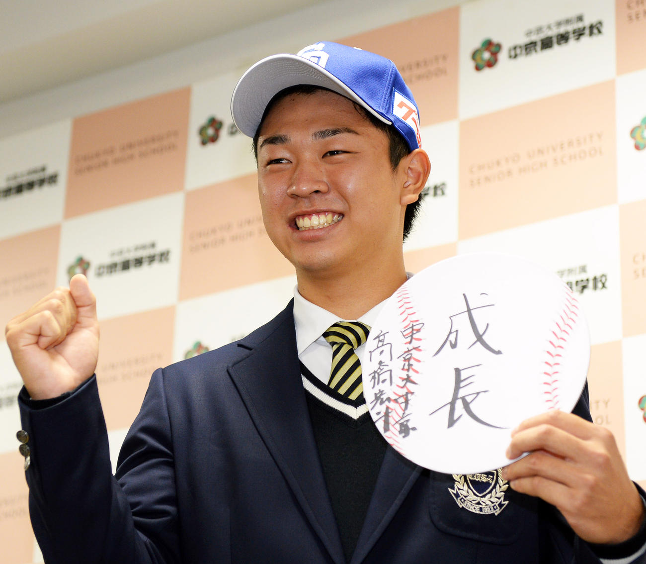 中日から1位指名を受けポーズを決める中京大中京・高橋（撮影・森本幸一）
