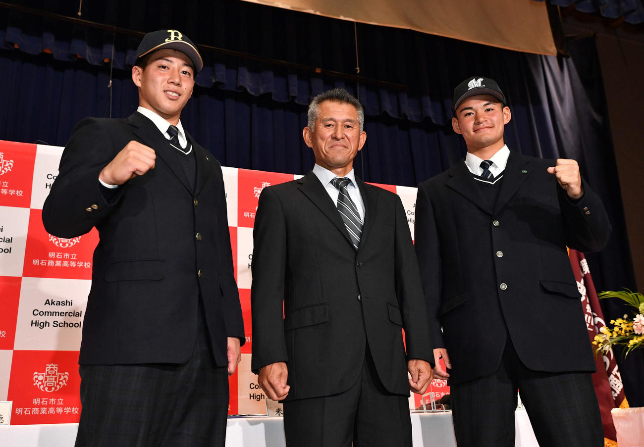 オリックスに3巡目で指名された来田（左）とロッテに2巡目で指名された中森、中央は狭間監督（撮影・岩下翔太）