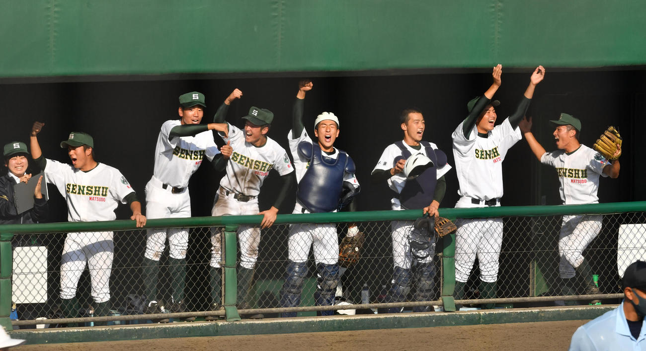 専大松戸対鎌倉学園　　3回に3点が入り喜ぶ専大松戸ナイン（撮影・柴田隆二）