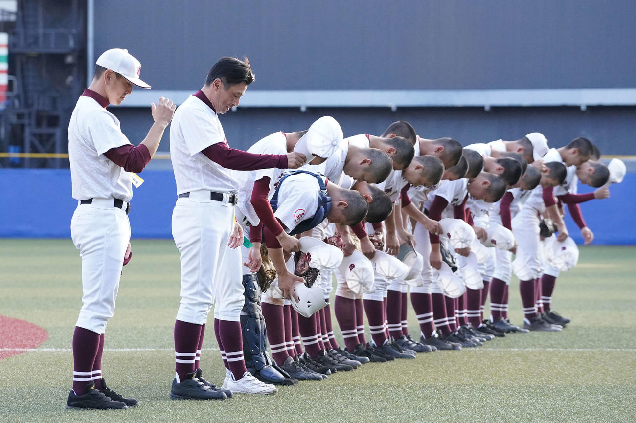 常総学院対木更津総合　木更津総合に快勝し準決勝進出を決め、一礼する常総学院ナイン。左から2人目は島田監督（撮影・鈴木みどり）