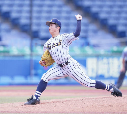 東海大相模対東海大甲府 先発し力投する東海大甲府・若山(撮影・鈴木みどり)