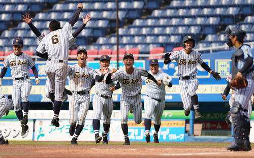 東海大相模対東海大甲府 9回裏東海大甲府1死一、二塁、久井の右2点適時三塁打でサヨナラ勝ちし、喜びを爆発させる東海大甲府ナイン(撮影・鈴木みどり)