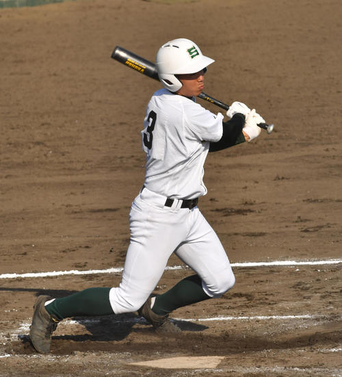 専大松戸対鎌倉学園 3回表専大松戸2死一、三塁、山口は右前に適時打を放つ(撮影・柴田隆二)