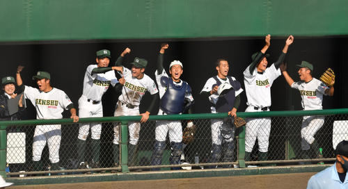 専大松戸対鎌倉学園 3回に3点が入り喜ぶ専大松戸ナイン(撮影・柴田隆二)
