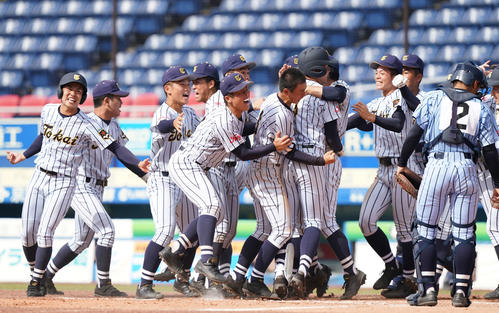 東海大相模対東海大甲府 9回裏東海大甲府1死一、二塁、久井の右2点適時打でサヨナラ勝ちし、喜びを爆発させる東海大甲府ナイン(撮影・鈴木みどり)