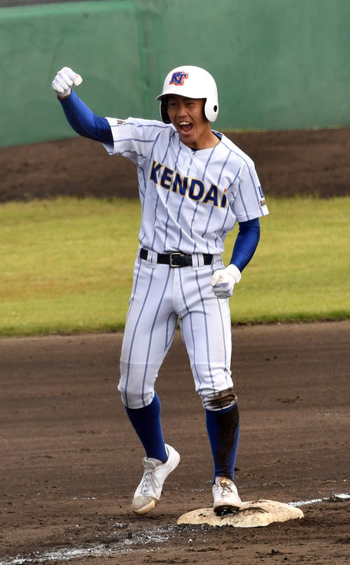 高崎健康福祉大高崎対国学院栃木 8回表高崎健康福祉大高崎無死満塁、桜井は中越えに走者一掃の三塁打を放ちガッツポーズする(撮影・柴田隆二)