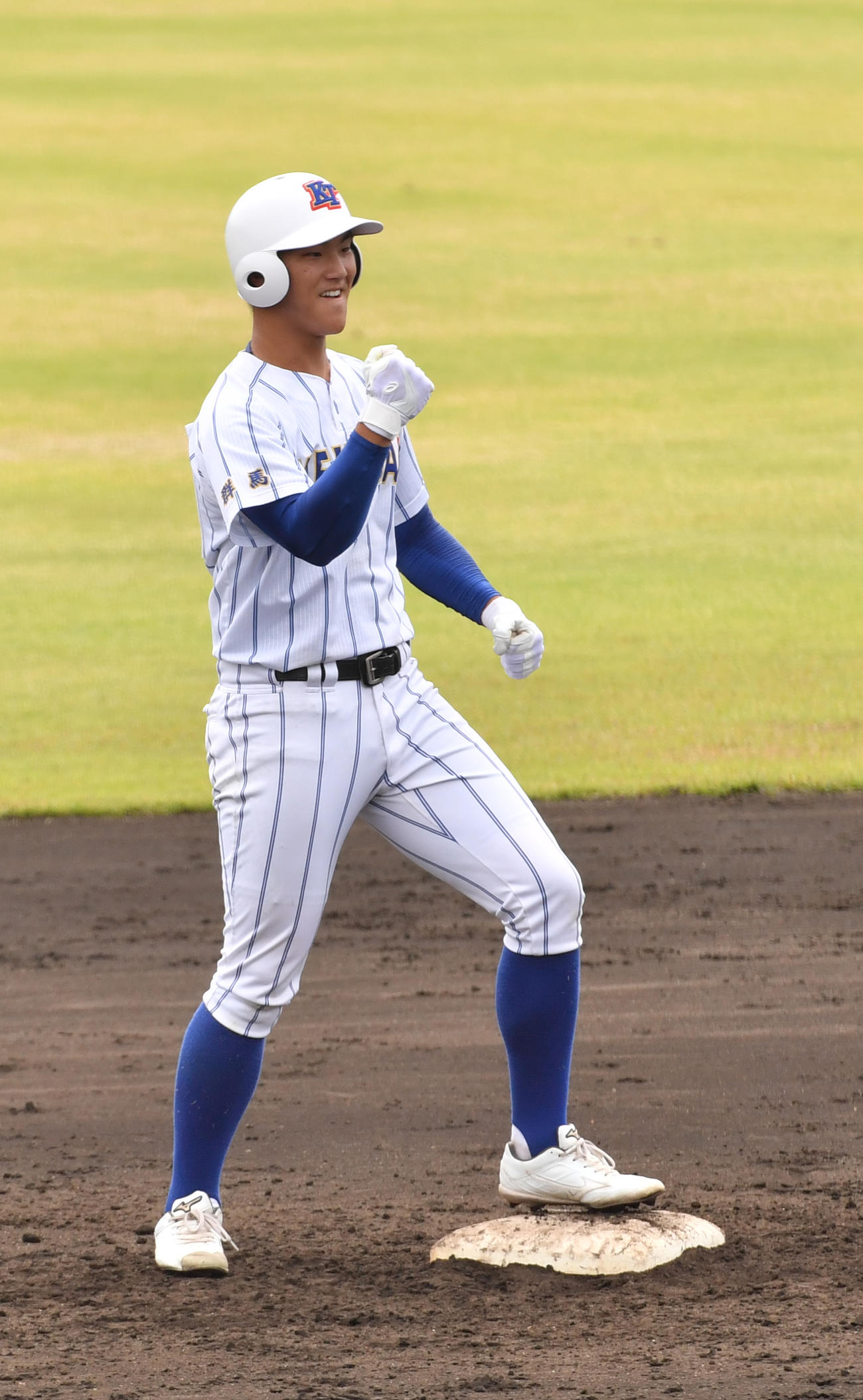 高崎健康福祉大高崎対国学院栃木　4回表高崎健康福祉大高崎無死、森川は右翼線に二塁打を放ちガッツポーズする（撮影・柴田隆二）