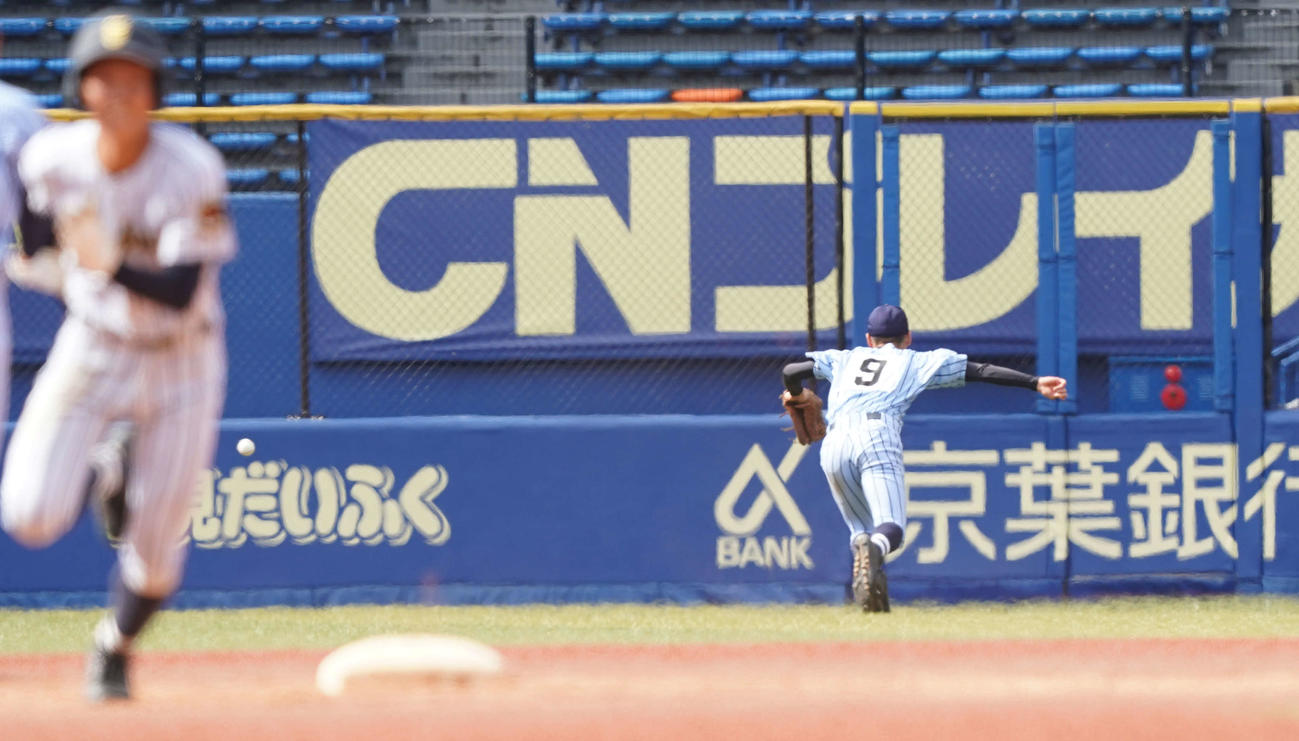 東海大相模対東海大甲府　9回裏東海大甲府1死一、二塁、久井の打球を捕れずサヨナラの右2点適時三塁打を許す右翼手伊藤（撮影・鈴木みどり）
