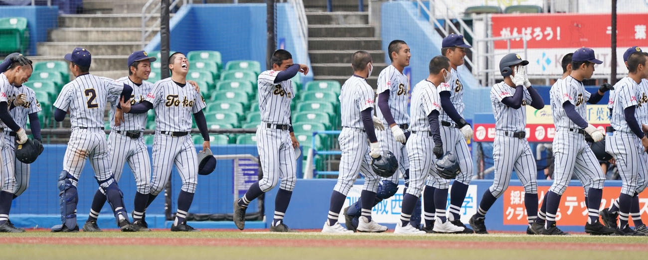 東海大相模対東海大甲府　9回裏東海大甲府1死一、二塁、久井の右2点適時三塁打でサヨナラ勝ちし、喜びを爆発させる東海大甲府ナイン（撮影・鈴木みどり）