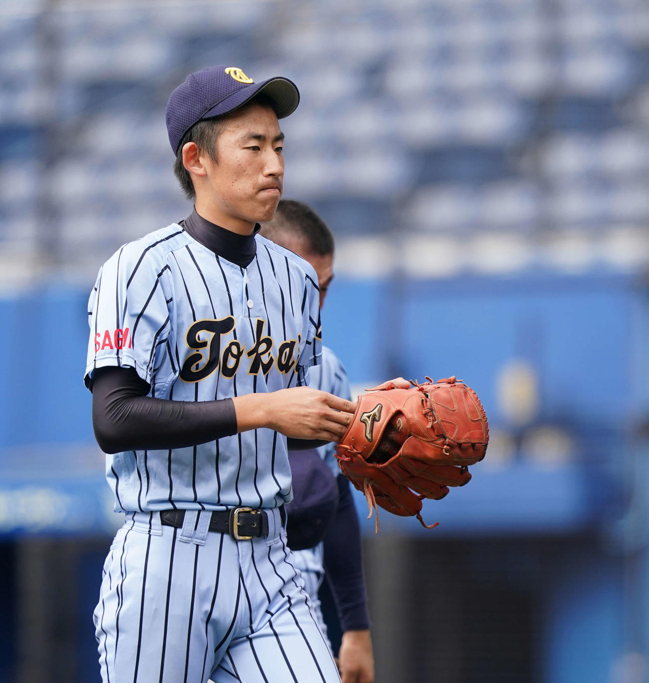 東海大相模対東海大甲府　サヨナラ負けし、悔しげな表情で引き揚げる東海大相模先発の石田（撮影・鈴木みどり）
