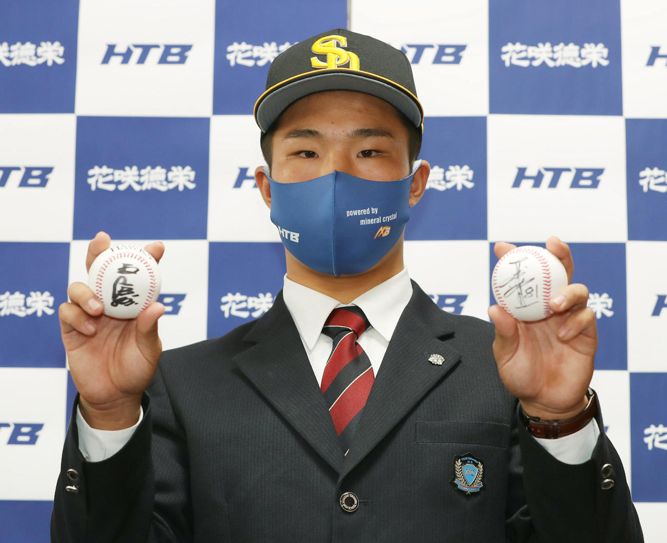 ソフトバンクから指名あいさつを受け、王球団会長（左）と工藤監督のサインボールを手にするドラフト1位の花咲徳栄・井上（撮影・前田充）