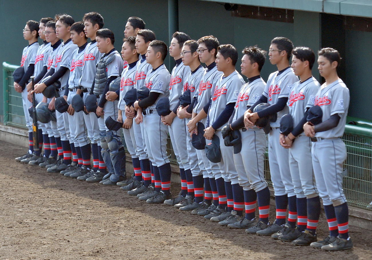 羽黒対専大北上　悔しい表情で相手の校歌を聞く羽黒の選手たち（撮影・鎌田直秀）