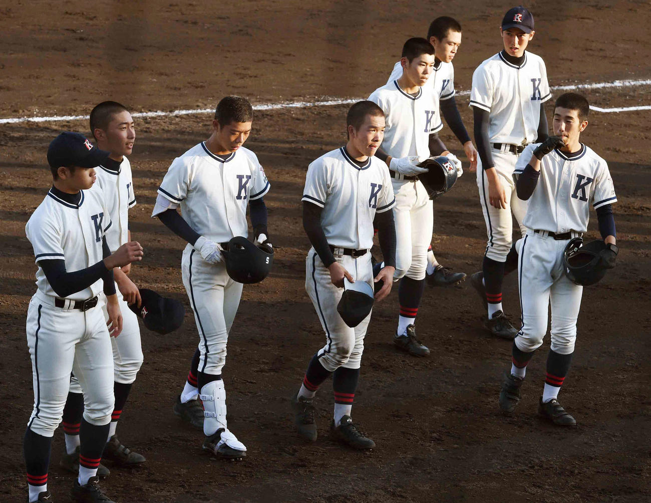 専大松戸対鎌倉学園　　完封負けにがっくりの鎌倉学園ナイン（撮影・柴田隆二）