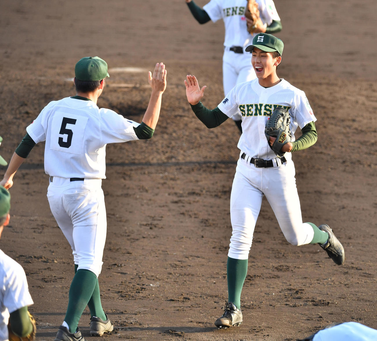 専大松戸対鎌倉学園　　完封勝利に喜ぶ専大松戸・深沢（右）（撮影・柴田隆二）