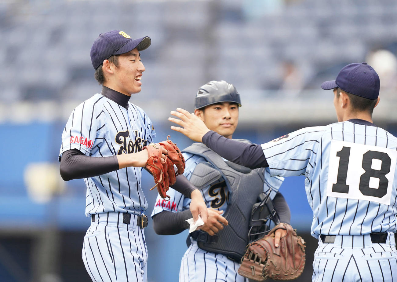 東海大相模対東海大甲府　5回裏まで無失点に抑え、笑顔でベンチへ戻る東海大相模・石田（左）（撮影・鈴木みどり）