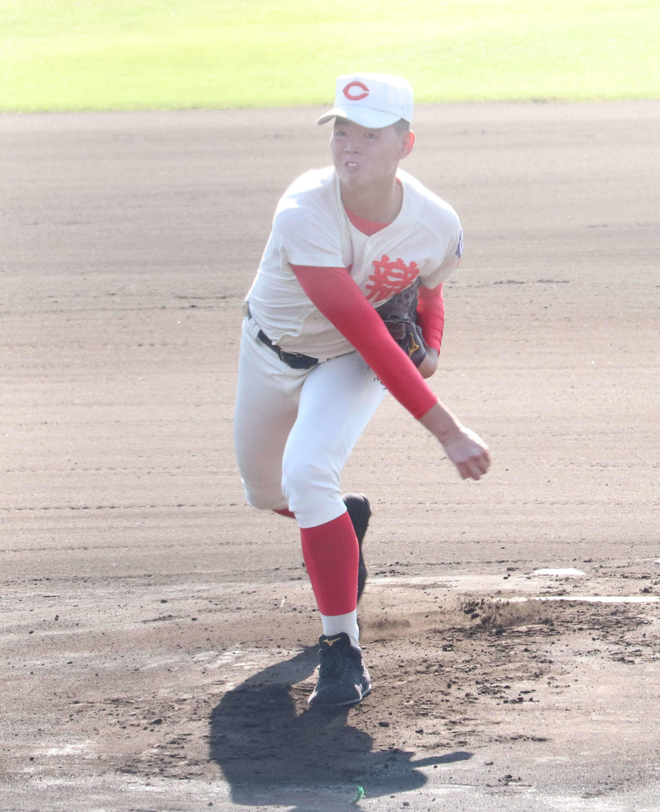 先発した智弁学園・小畠