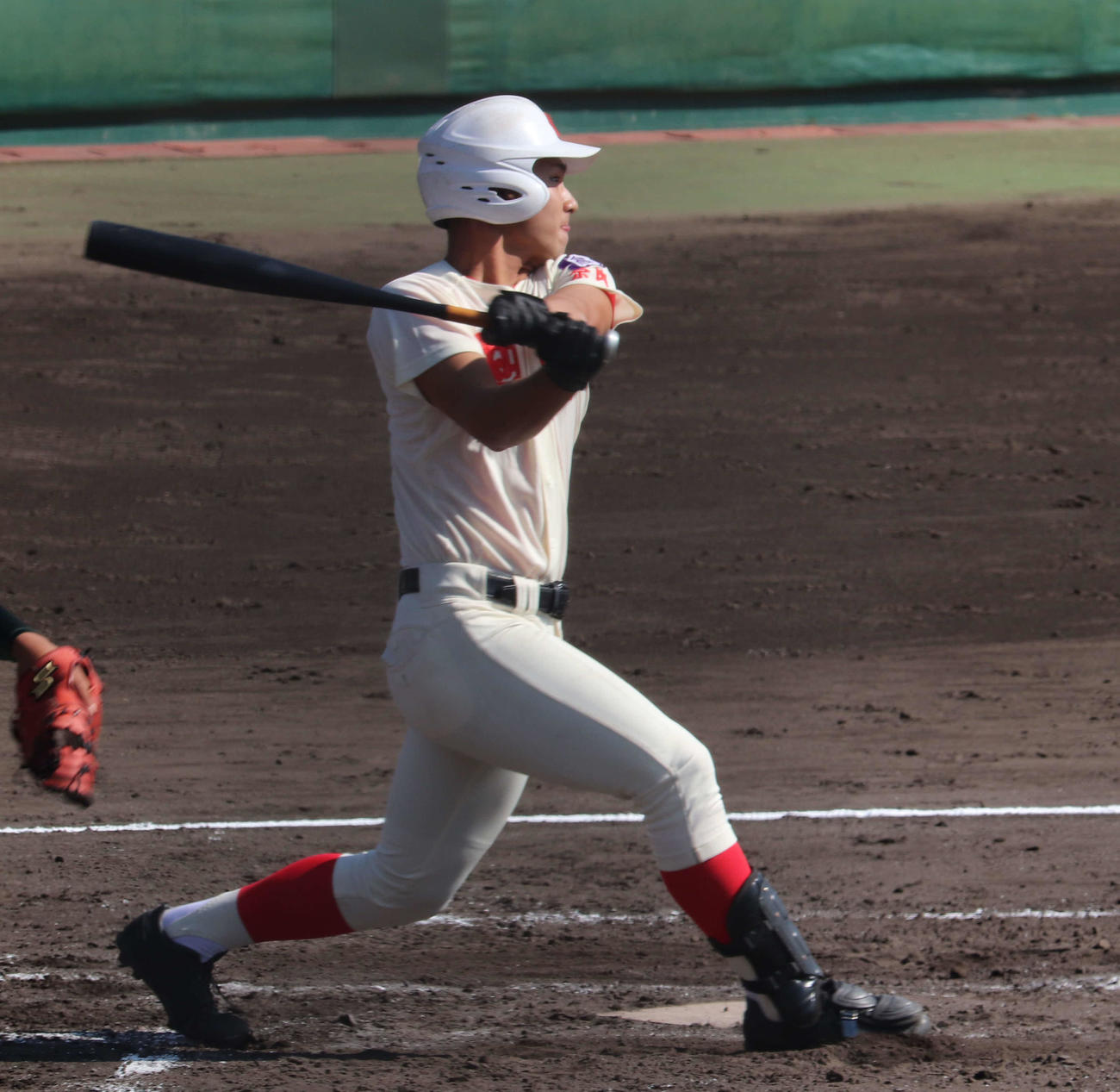 初回、2死満塁から走者一掃の中越え適時二塁打を放った智弁学園・三垣