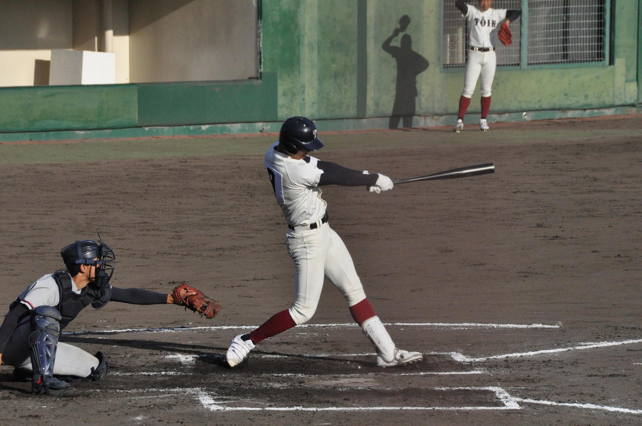 京都国際対大阪桐蔭　大阪桐蔭6回2死満塁、花田旭外野手（2年）は左中間へ満塁本塁打を放つ