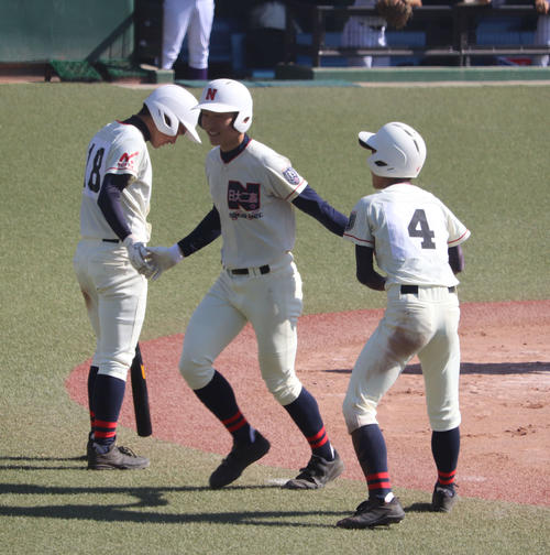 日大二対日本学園 6回表日大二2死三塁、左翼へ本塁打を放ちチームメートと喜ぶ杉山(中央)(撮影・小早川宗一郎)