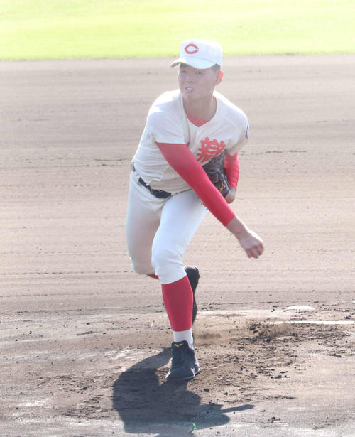 先発した智弁学園・小畠