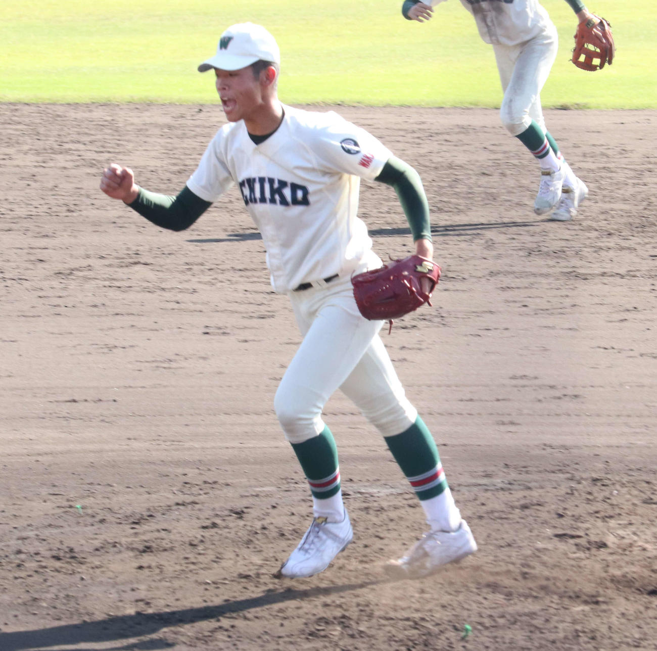 5回1死一塁から連続空振り三振に斬りガッツポースをする市和歌山・小園