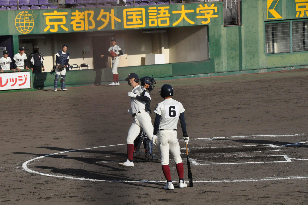京都国際対大阪桐蔭　大阪桐蔭6回2死満塁、花田旭外野手（2年）は左中間へ満塁本塁打を放ち生還する