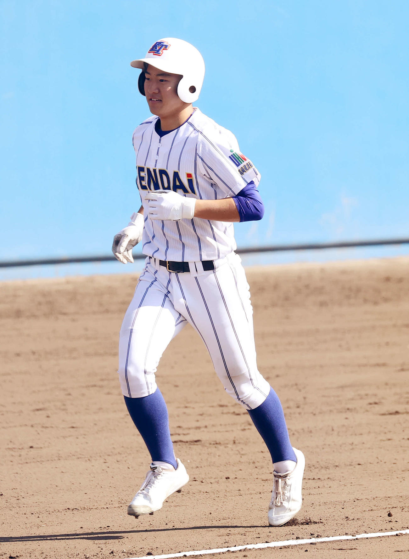 専大松戸対高崎健康福祉大高崎　6回裏高崎健康福祉大高崎無死、堀江は右越え本塁打を放つ（撮影・鈴木正人）