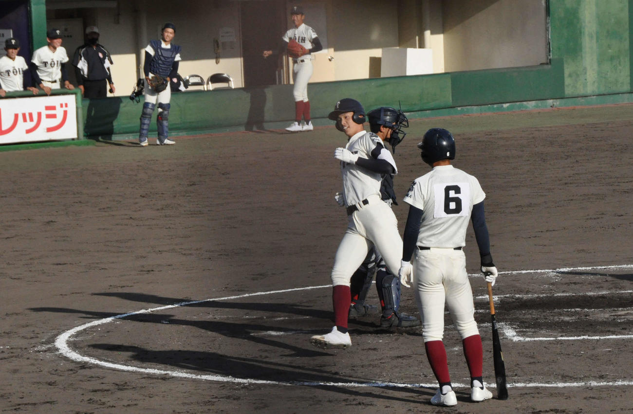 京都国際戦の6回、大阪桐蔭・花田旭は左中間に逆転満塁本塁打を放ち生還する（撮影・石橋隆雄）