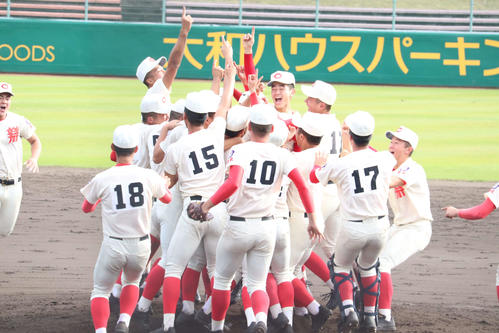 優勝して歓喜の輪を作る智弁学園ナイン