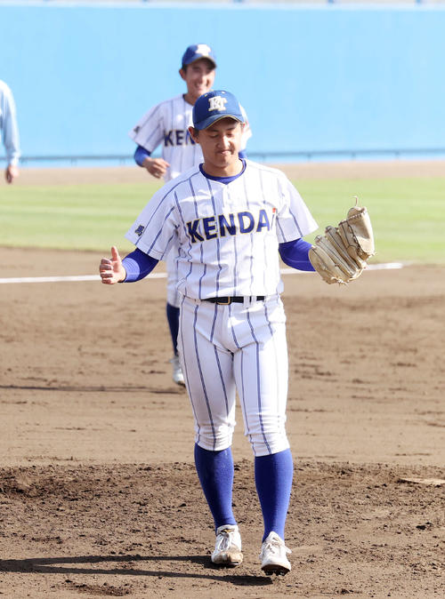高崎健康福祉大高崎対常総学院 優勝し手をたたく高崎健康福祉大高崎・高松(撮影・鈴木正人)