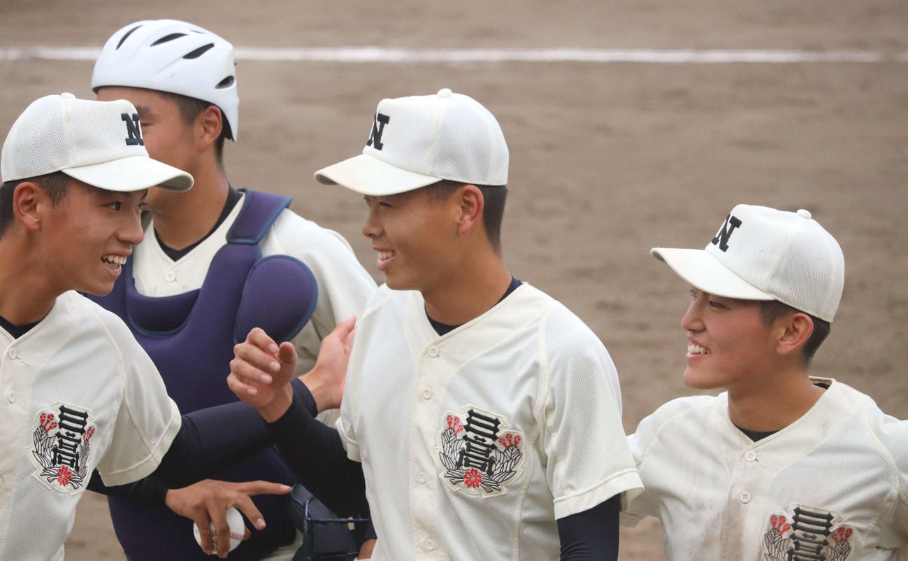 小山台対日大三　試合終了後、チームメートと笑顔で勝利を喜ぶ日大三・宇山（撮影・小早川宗一郎）